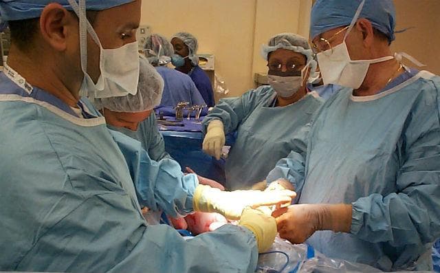 Prva transplantacija materice kod jednojajčanih bliznakinja u svetu i u Srbiji