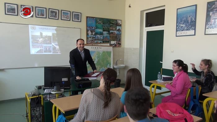 I KOMISIJA I UČENICI JEDNOGLASNI: Vladimir među najboljim profesorima! (VIDEO)
