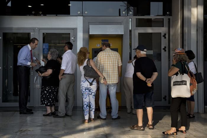 Evo zašto u BANKAMA uvek radi SAMO JEDAN ŠALTER, a ostali "zvrje" PRAZNI!