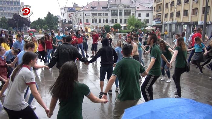 Čačak: Ni kiša im ne može ništa (VIDEO)