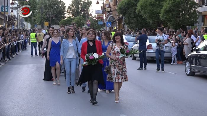 Čačak: Svečani defile maturanata Gimnazije (VIDEO)