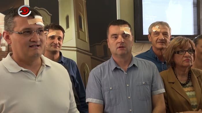 Bojkot opozicije u Čačku: Odbornici Dveri s flasterom i gazom na čelu (VIDEO)