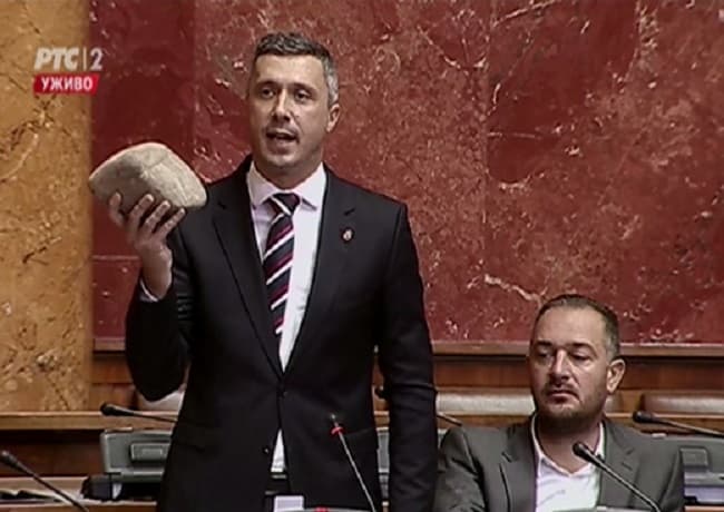 Kamen sa Kosova "udaljen" sa sednice Skupštine Srbije