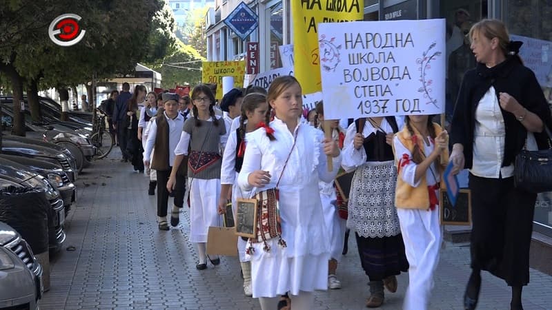 Jesenji karneval na ulicama Čačka: Najlepša pozivnica za Dan škole (VIDEO)
