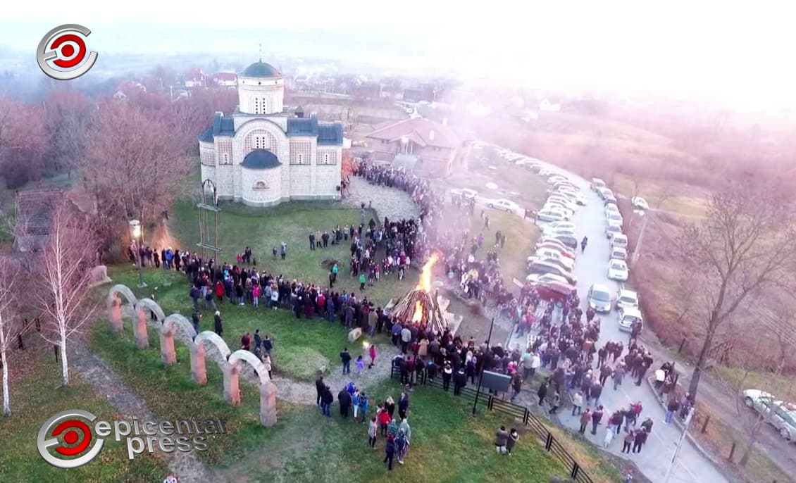 Tradicionalno paljenje badnjaka na brdu Ljubiću (FOTO)