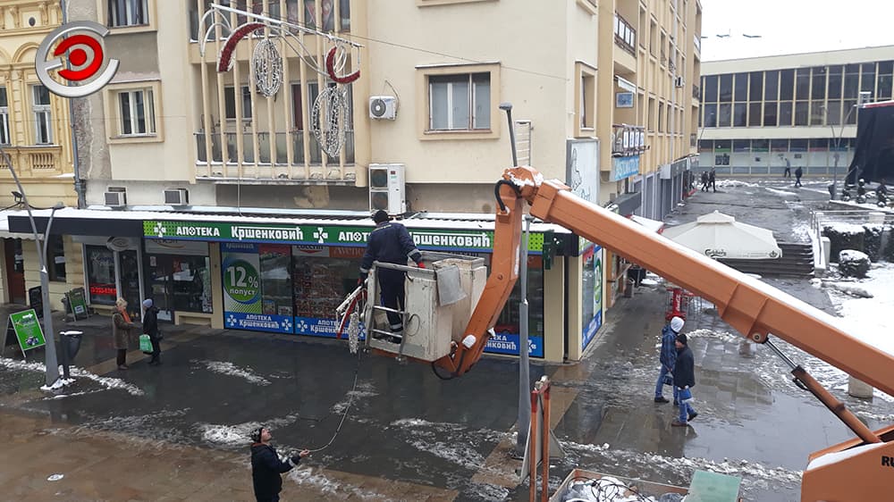 PRAZNICI SU PROŠLI: Uklonjena novogodišnja dekoracija u Čačku (FOTO)