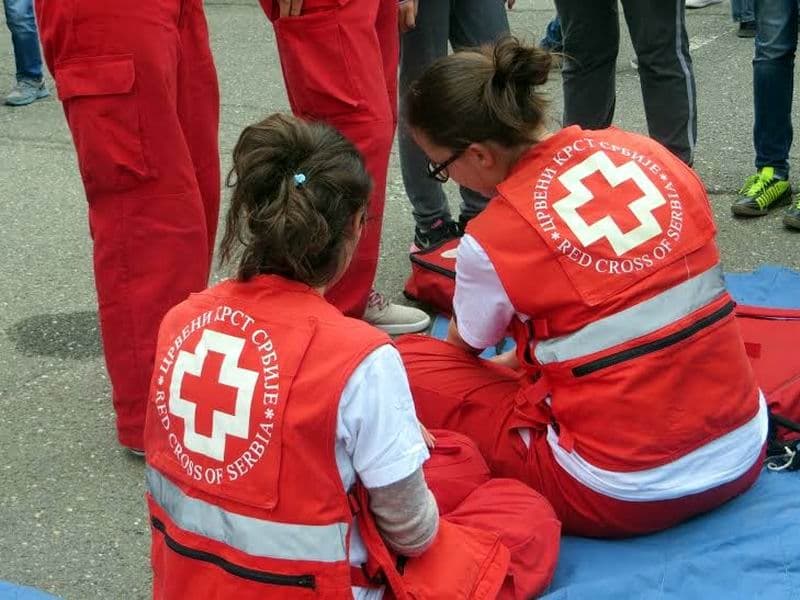 Pokazne vežbe iz prve pomoći na Gradskom trgu u Čačku