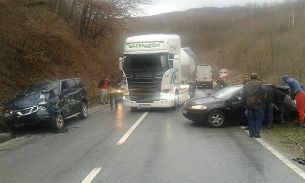 TEŽAK UDES KOD MOJKOVCA: Poginuo Čačanin, troje povređenih