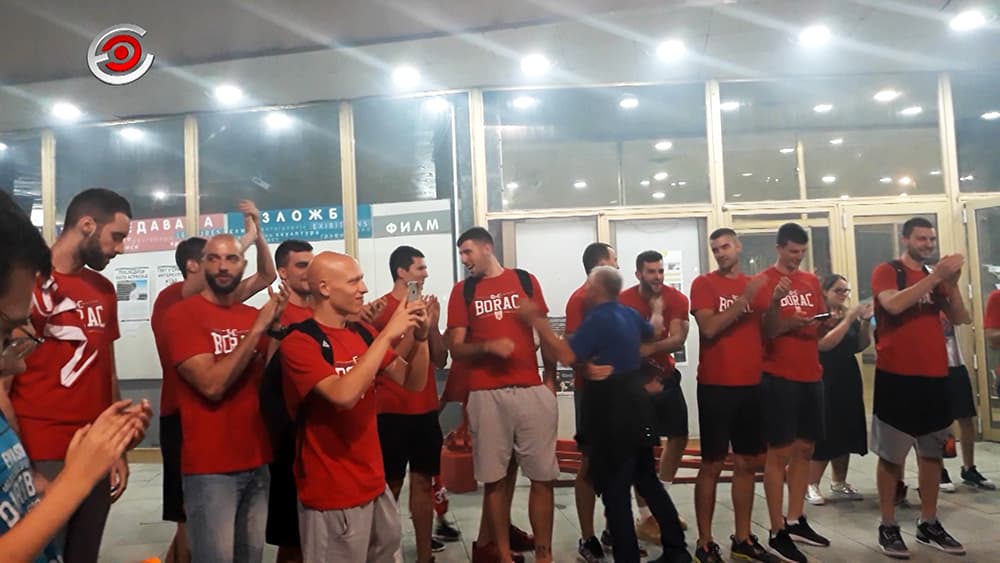 GOREO TRG: Čačani dočekali košarkaše Borca posle utakmice u Železniku (VIDEO)