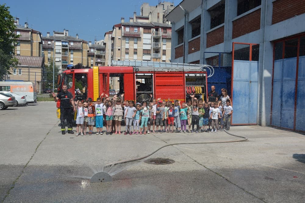 Vrtić "Gimnazion" u poseti Policijskoj upravi u Čačku (FOTO)