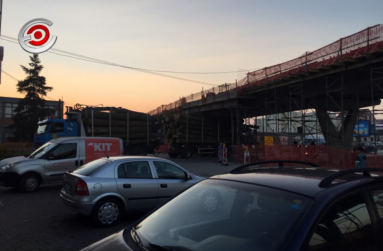 REPORTERI U EPICENTRU: Kamion sa drvima se zaglavio ispod vijadukta (FOTO)