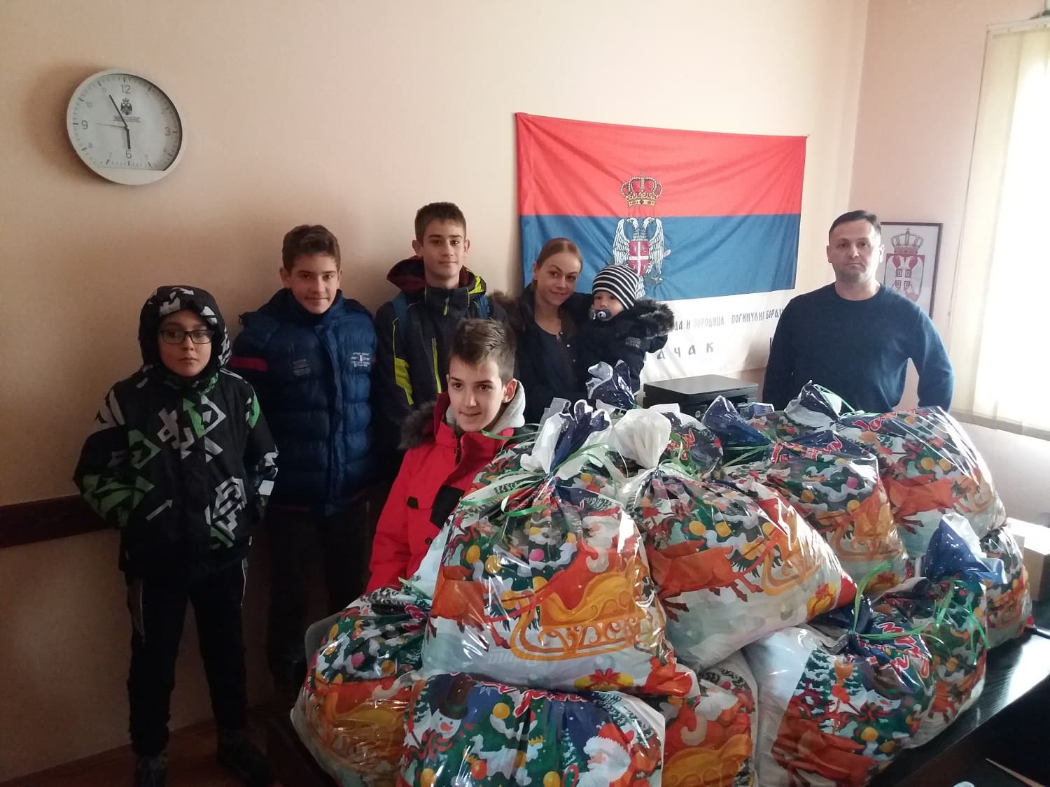Mališani ratnih vojnih invalida i porodica poginulih boraca grada Čačka dobili novogodišnje paketiće