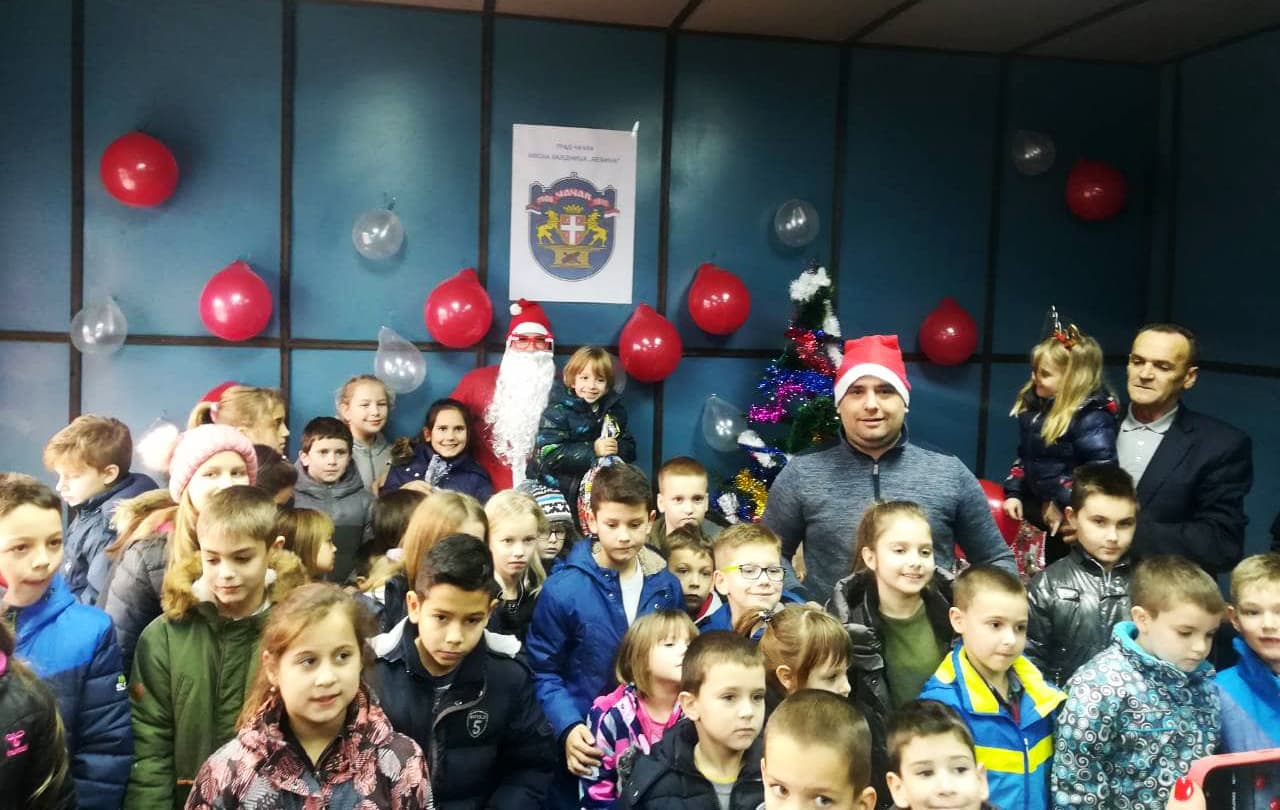 MESNA ZAJEDNICA ZA PRIMER: Deca iz Beljine dobila novogodišnje paketiće (FOTO)