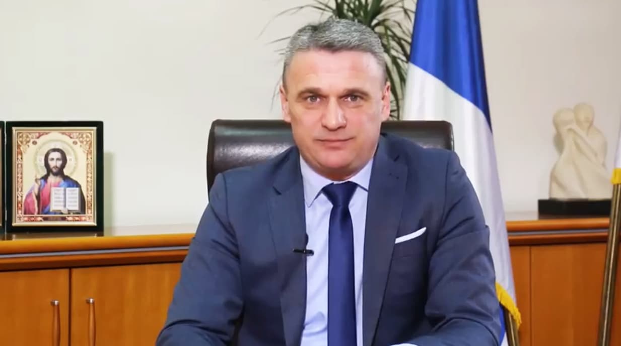Novogodišnja i božićna čestitka gradonačelnika Čačka Miluna Todorovića (VIDEO)