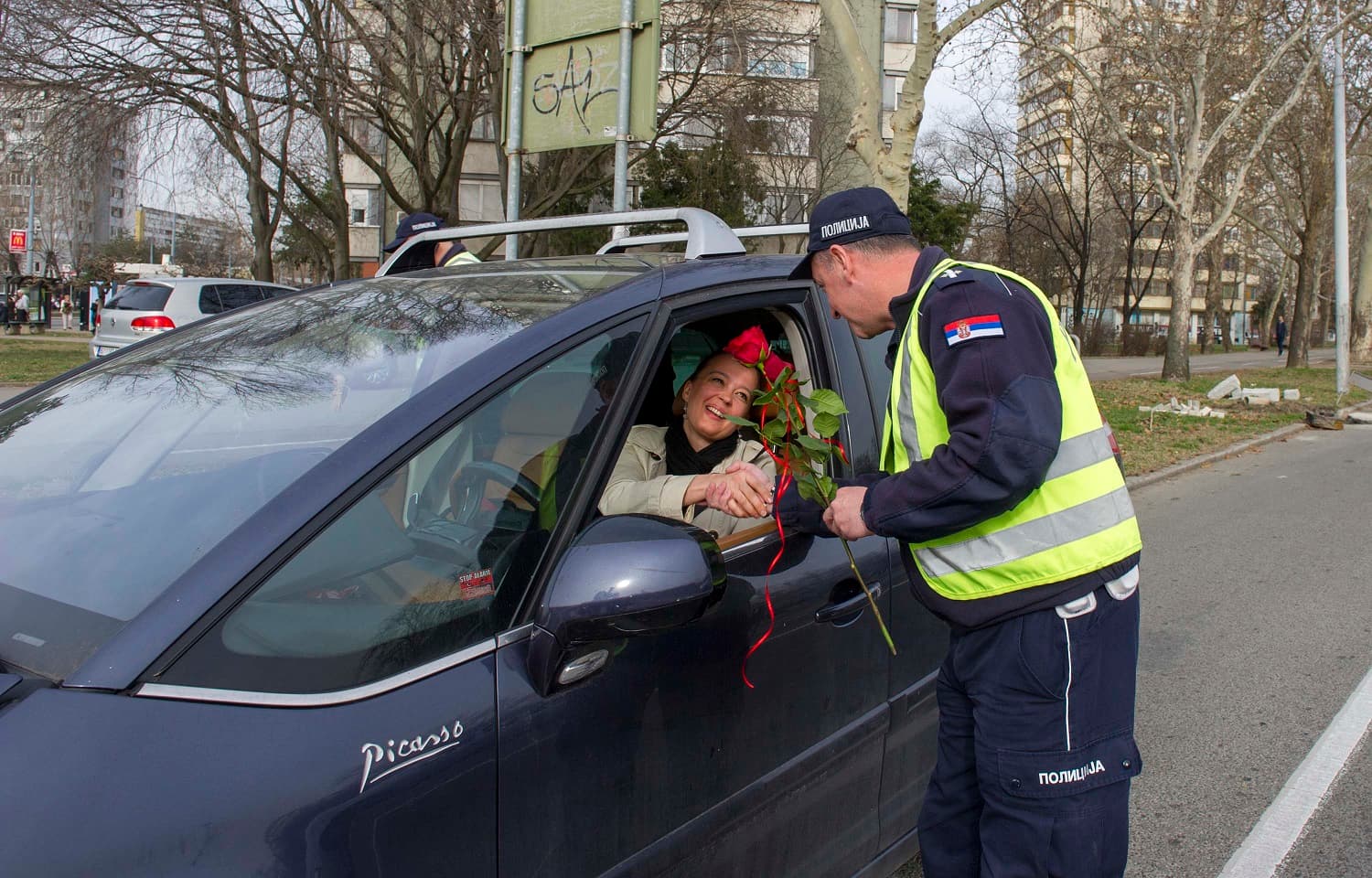 Policija poklanjala ruže damama povodom 8. marta (FOTO)