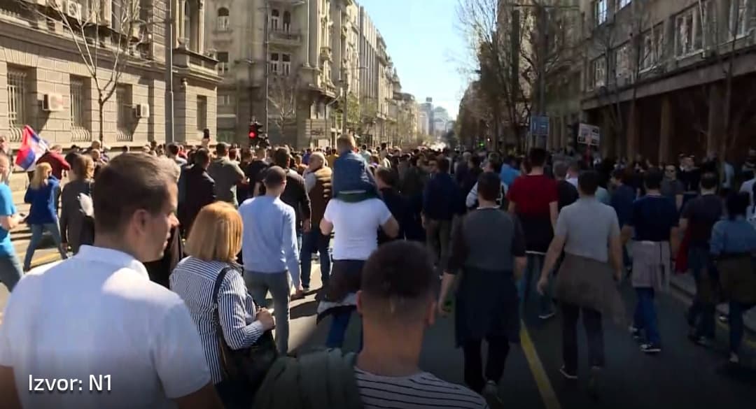 Sukob policije i demonstranata u Ulici kneza Miloša