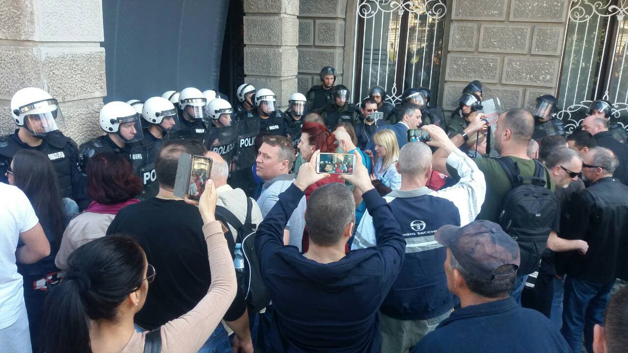 Demonstranti krenuli ka policijskoj stanici 29. novembar (FOTO)