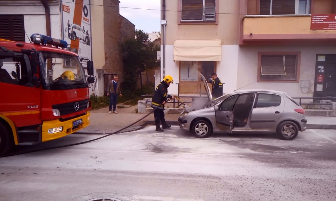Zapalio se automobil u Ul. Filipa Filipovića u Čačku (VIDEO)