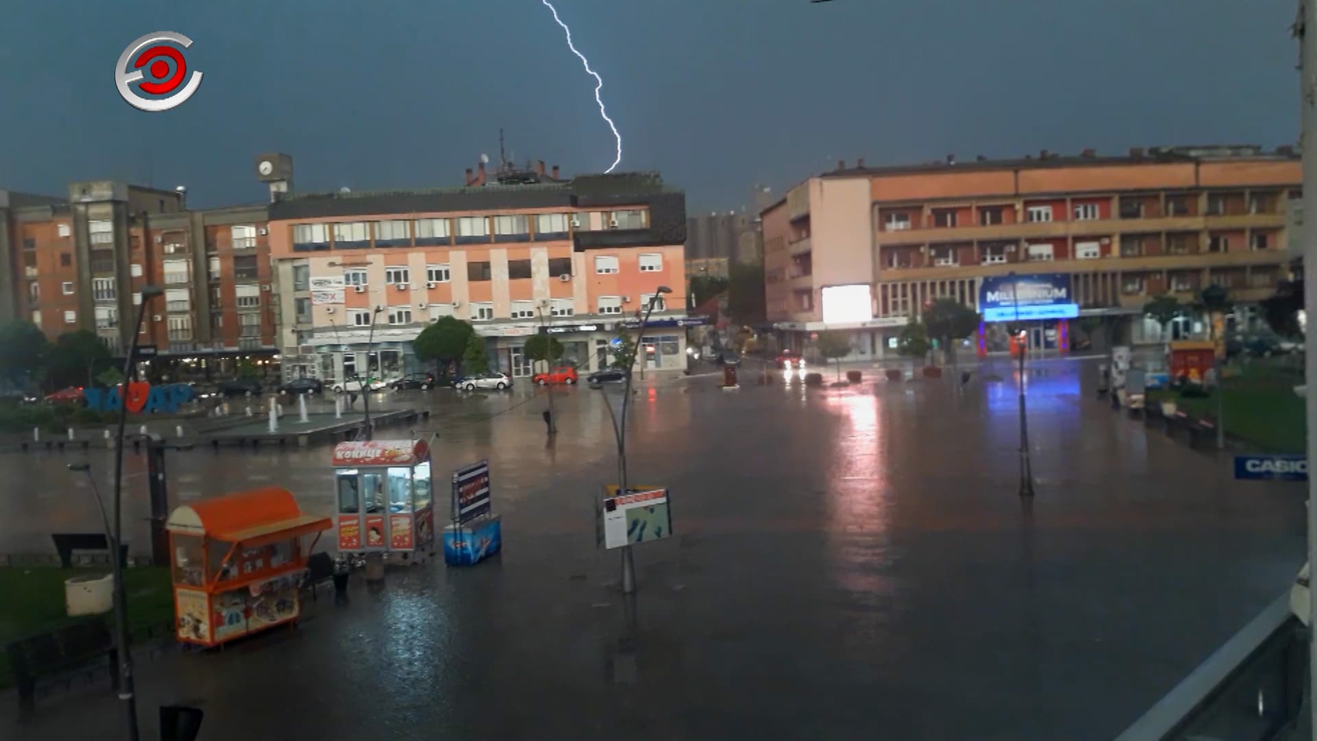 Nezapamćeno nevreme u Čačku, poplavljene pojedine ulice, grad u selima (VIDEO)