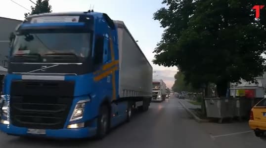 Humanitarni konvoj sa više od 30 nemačkih kamiona stigao u Kraljevo: Bajkeri u akciji i emotivan doček (VIDEO)