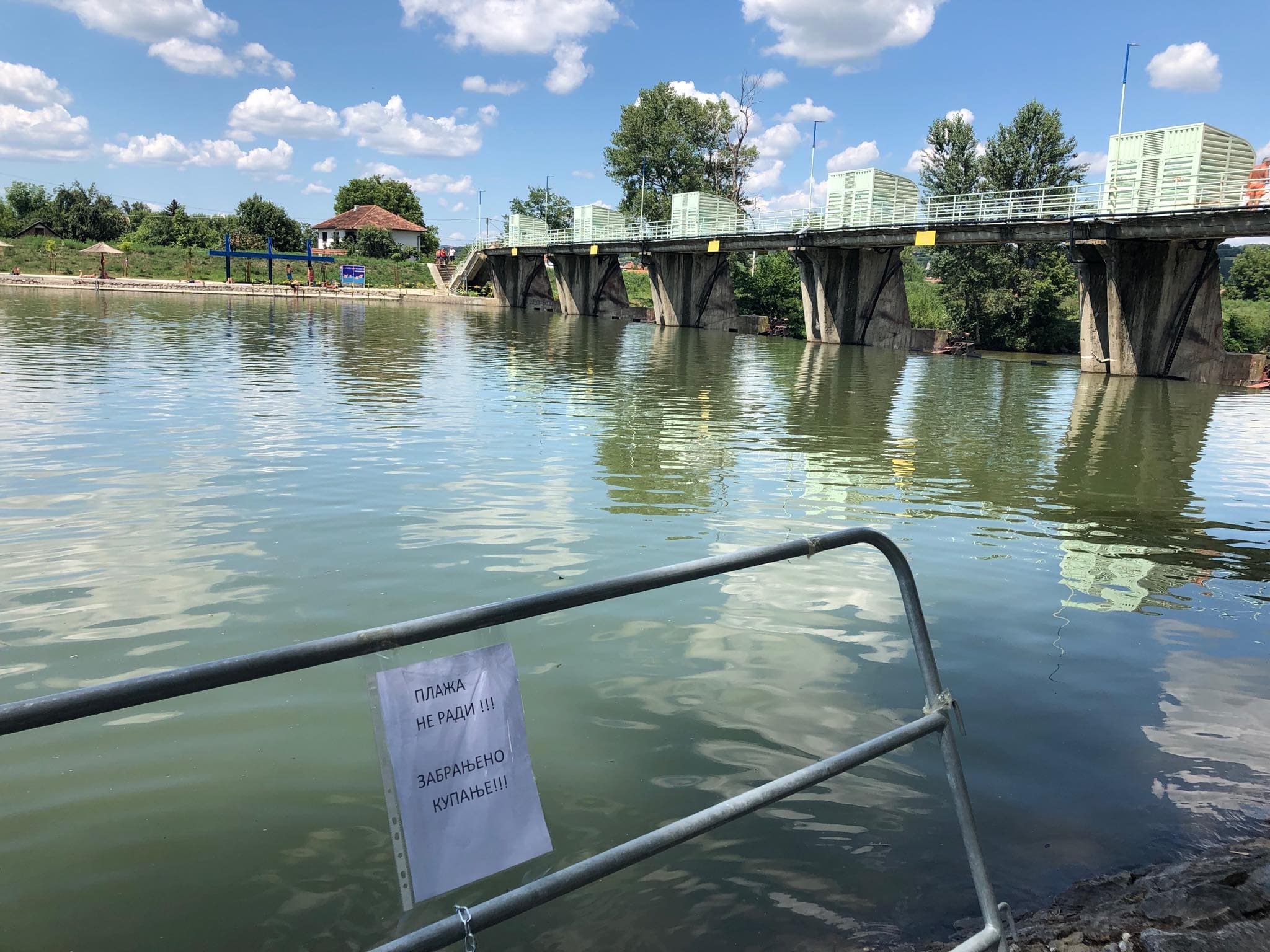 Spuštene ustave na brani, ali zabranjeno kupanje i dalje