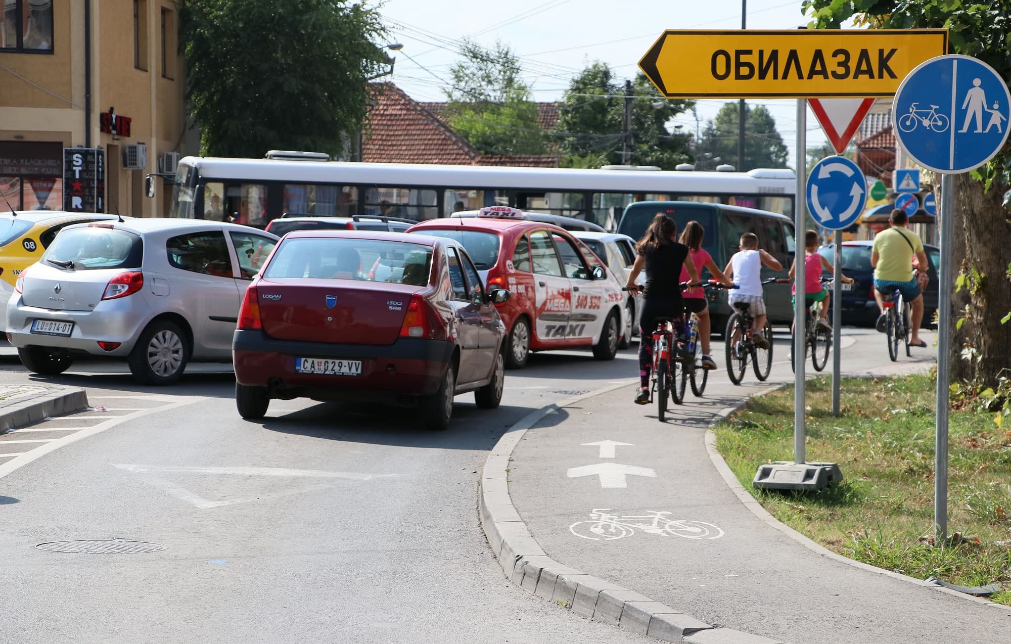 Zatvoren kružni tok kod Medicine rada, gužve kod Moravice (FOTO)