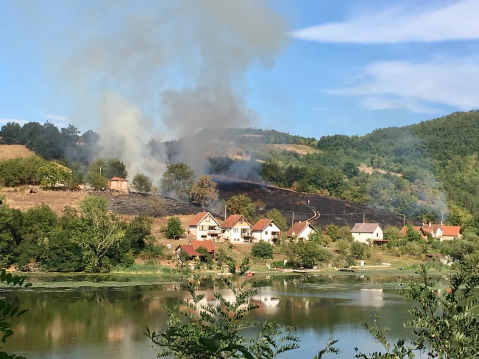 Vozilo sletelo sa puta, zapalilo se i požar se proširio u blizini kuća u Vidovi (FOTO)