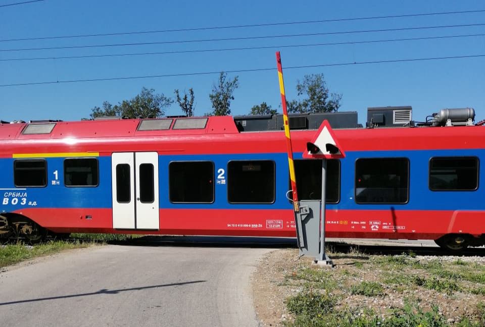 Kamenovan novi elektromotorni voz kod Čačka, oštećena karoserija