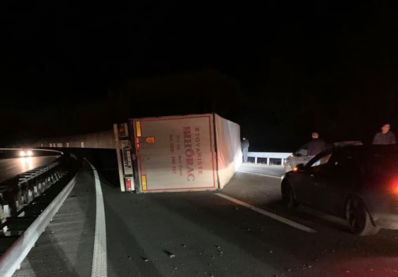 Saobraćajna nezgoda na auto - putu Miloš Veliki, prevrnuo se šleper