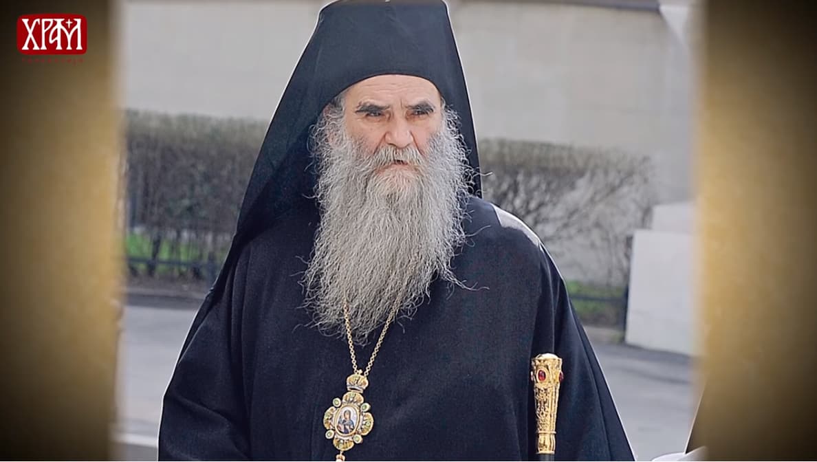 Amfilohije Radović uz druge sveštenike priveden posle liturgije