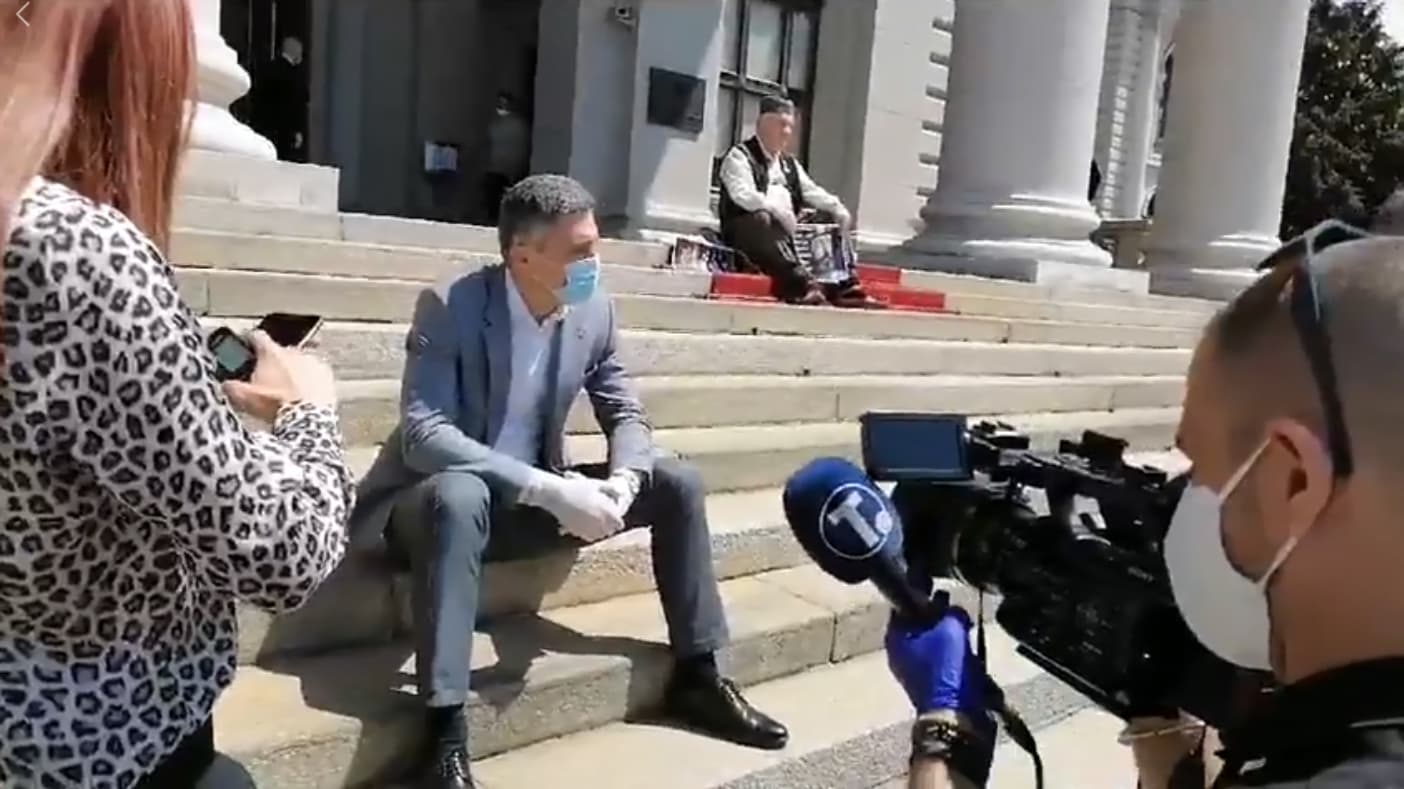 Obradović i Ševarlić počeli štrajk glađu ispred Narodne skupštine
