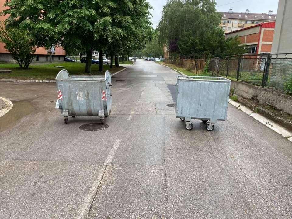 Građani blokirali Kej, ekipa "Komunalca" došla predveče da očisti fekalije (FOTO + VIDEO)