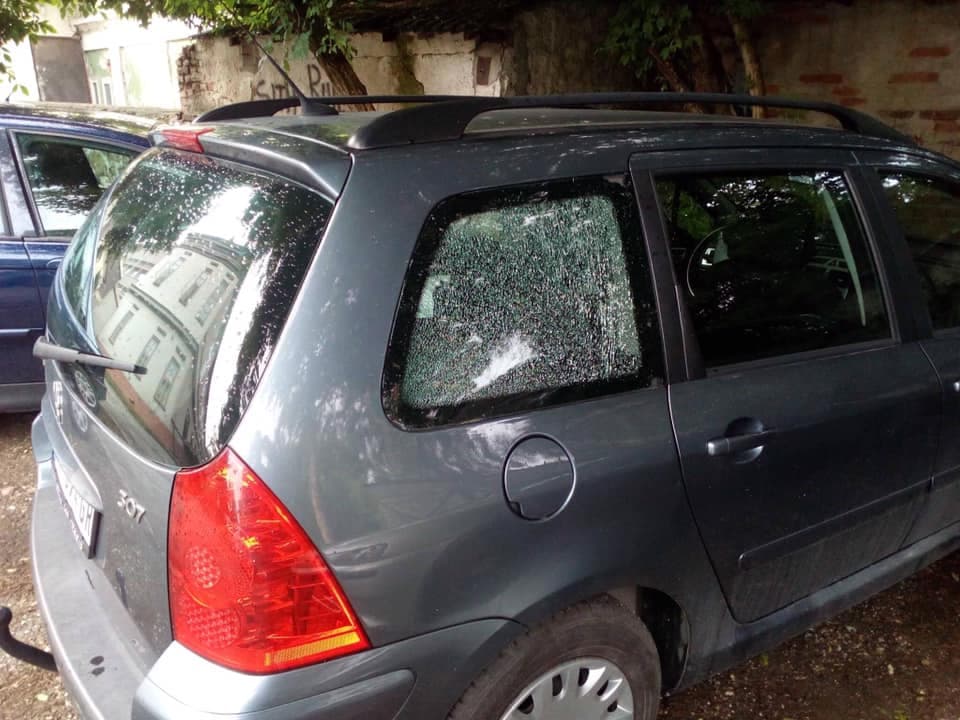 Čačanskom istoričaru razbijeno staklo na automobilu (FOTO)