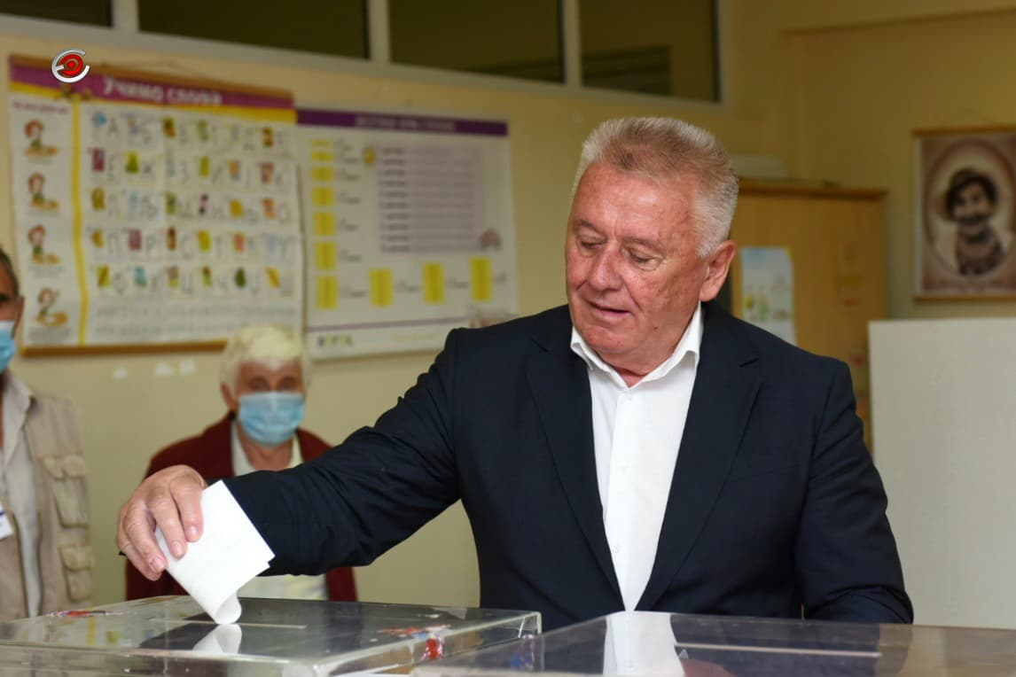 Velimir Ilić glasao na biračkom mestu u OŠ "Sveti Sava" u Atenici