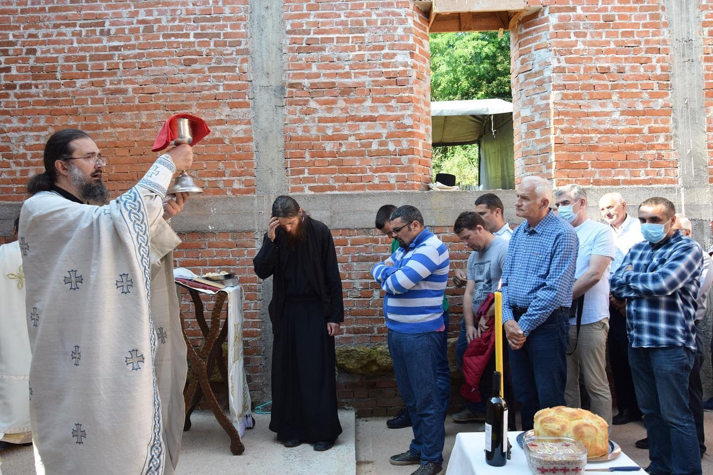 Iguman manastira Studenica služio Svetu liturgiju u selu Viljuša kod Čačka