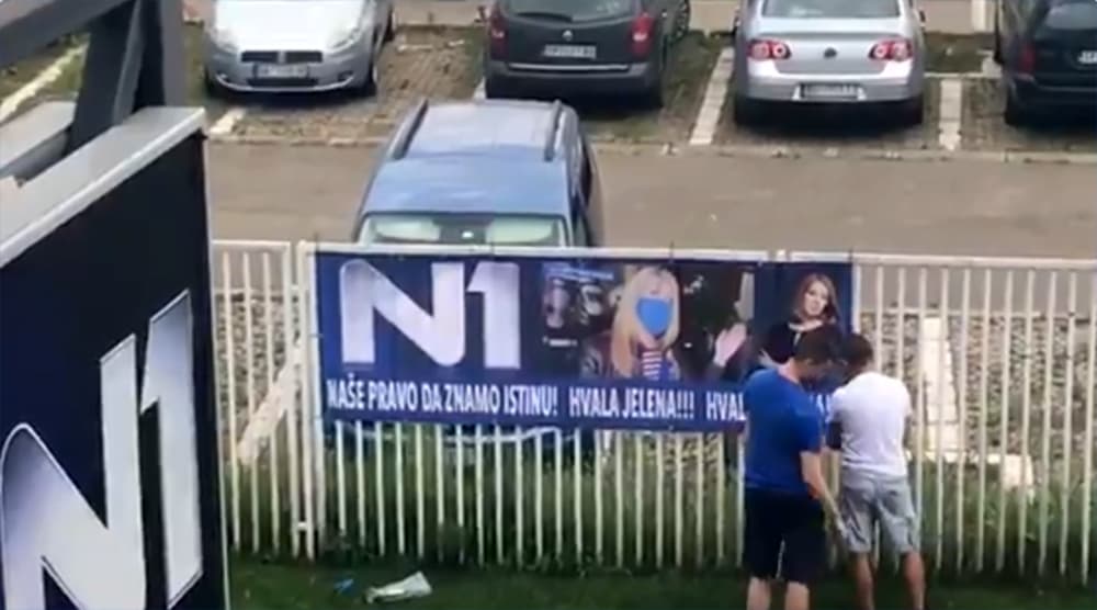 Transparent na ogradi N1: Naše pravo da znamo istinu! Hvala Jelena i Tanja!