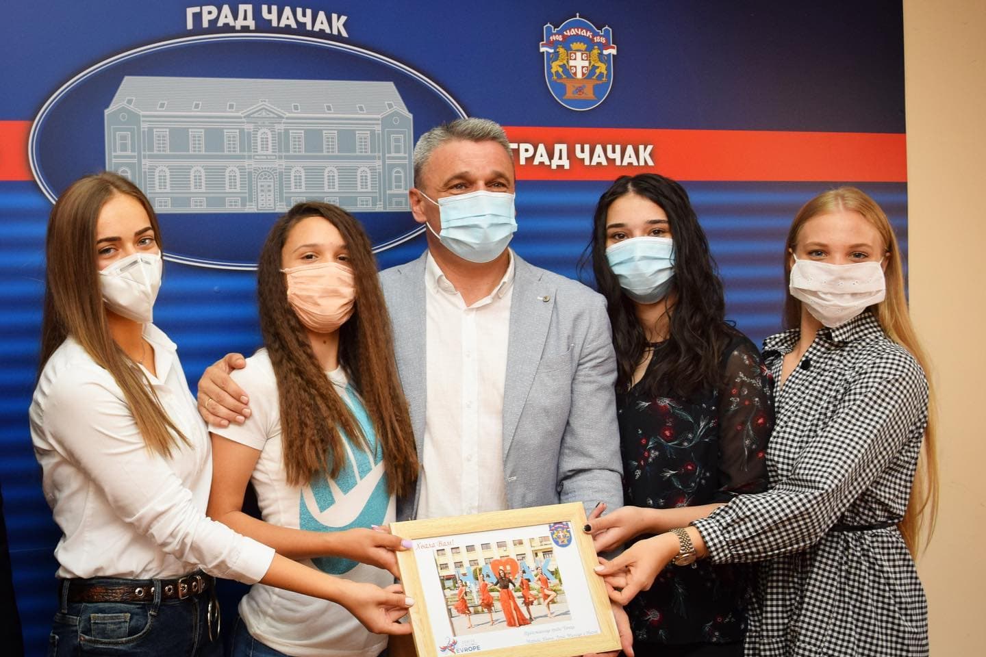 Učesnice takmičenja "Srbija u ritmu Evrope" na prijemu kod gradonačelnika Čačka