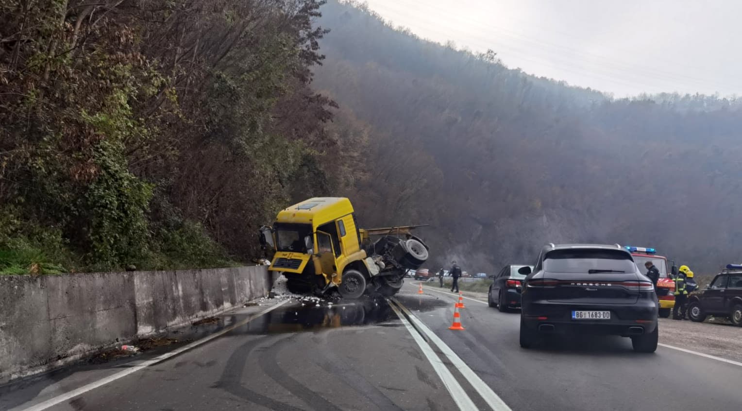 Prevrnuo se šleper koji prevozi kreč, vozač teško povređen