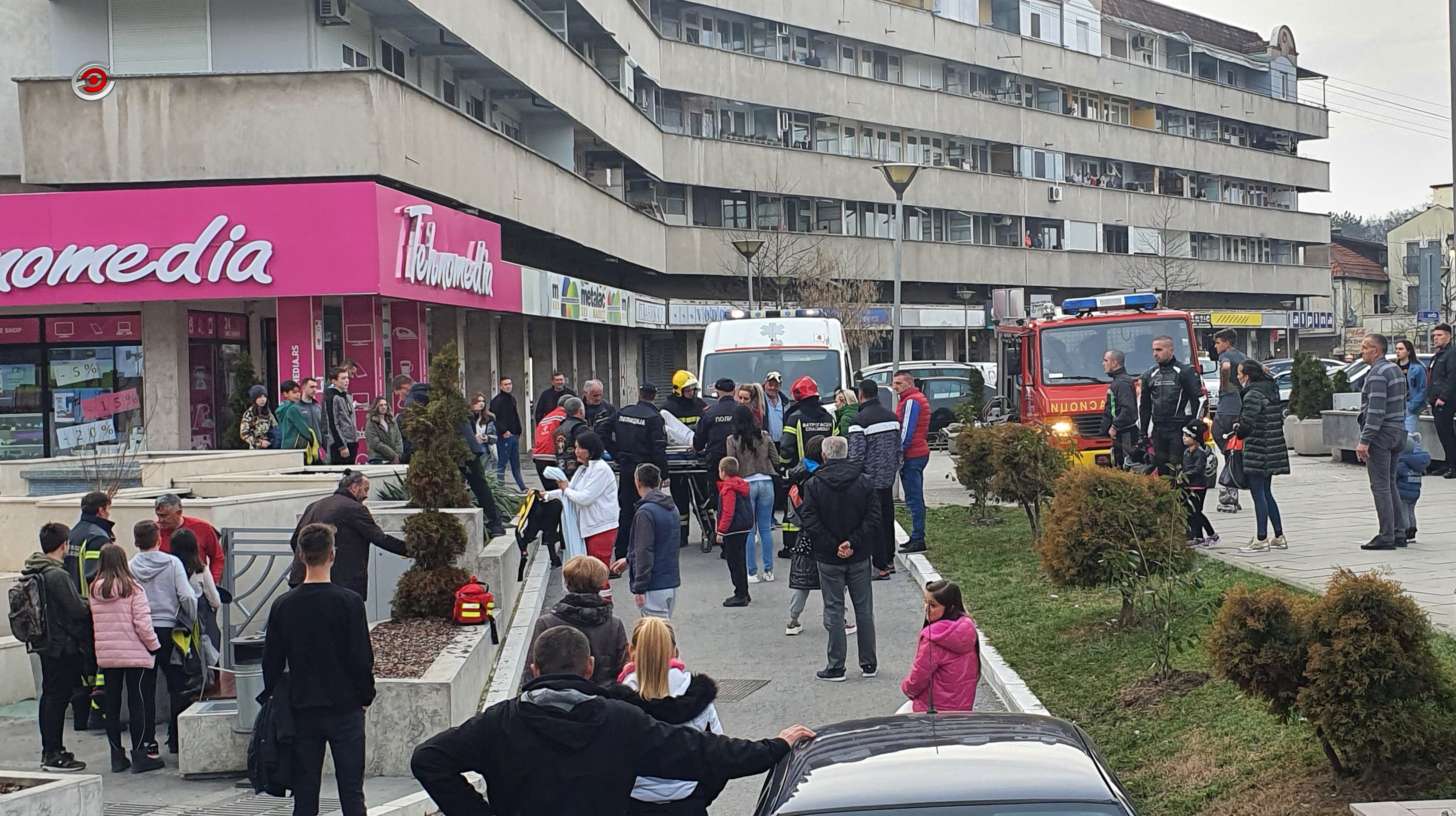 Dečak upao u deo konstrukcije fontane na Rimskom trgu (FOTO)