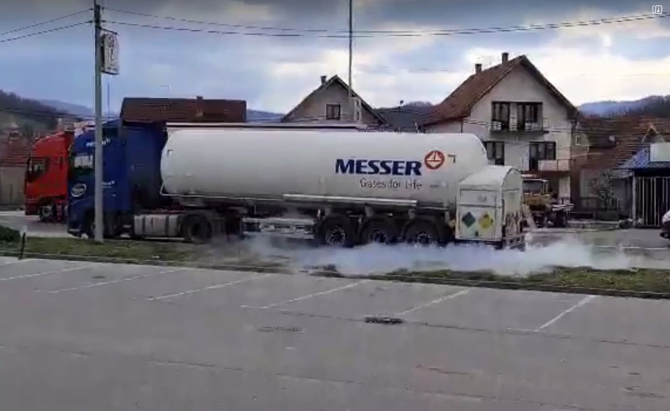 REPORTERI U EPICENTRU: Iz cisterne cureo tečni kiseonik, na licu mesta vatrogasci i policija (VIDEO)