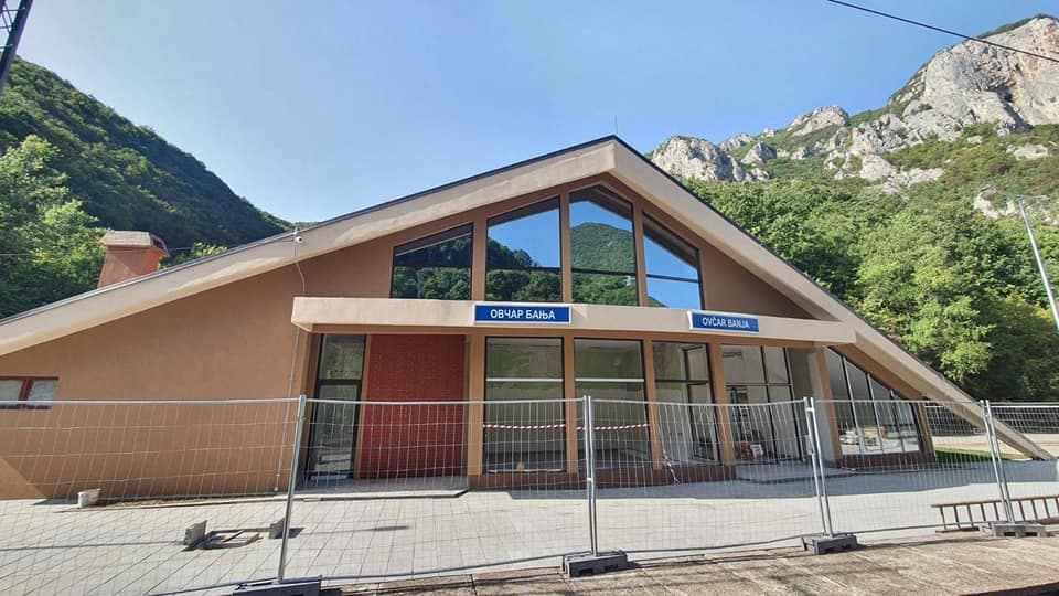 Vandali oštetili železničku stanicu u Ovčar Banji koja je u fazi renoviranja