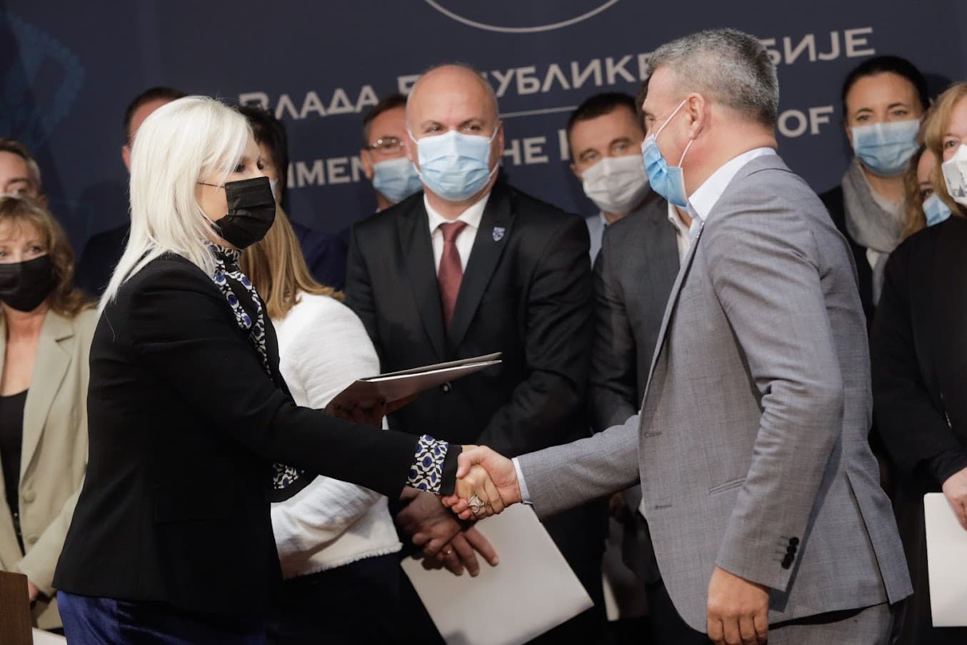 Gradonačelniku Čačka uručen Ugovor o sufinansiranju programa ugradnje solarnih panela za domaćinstva