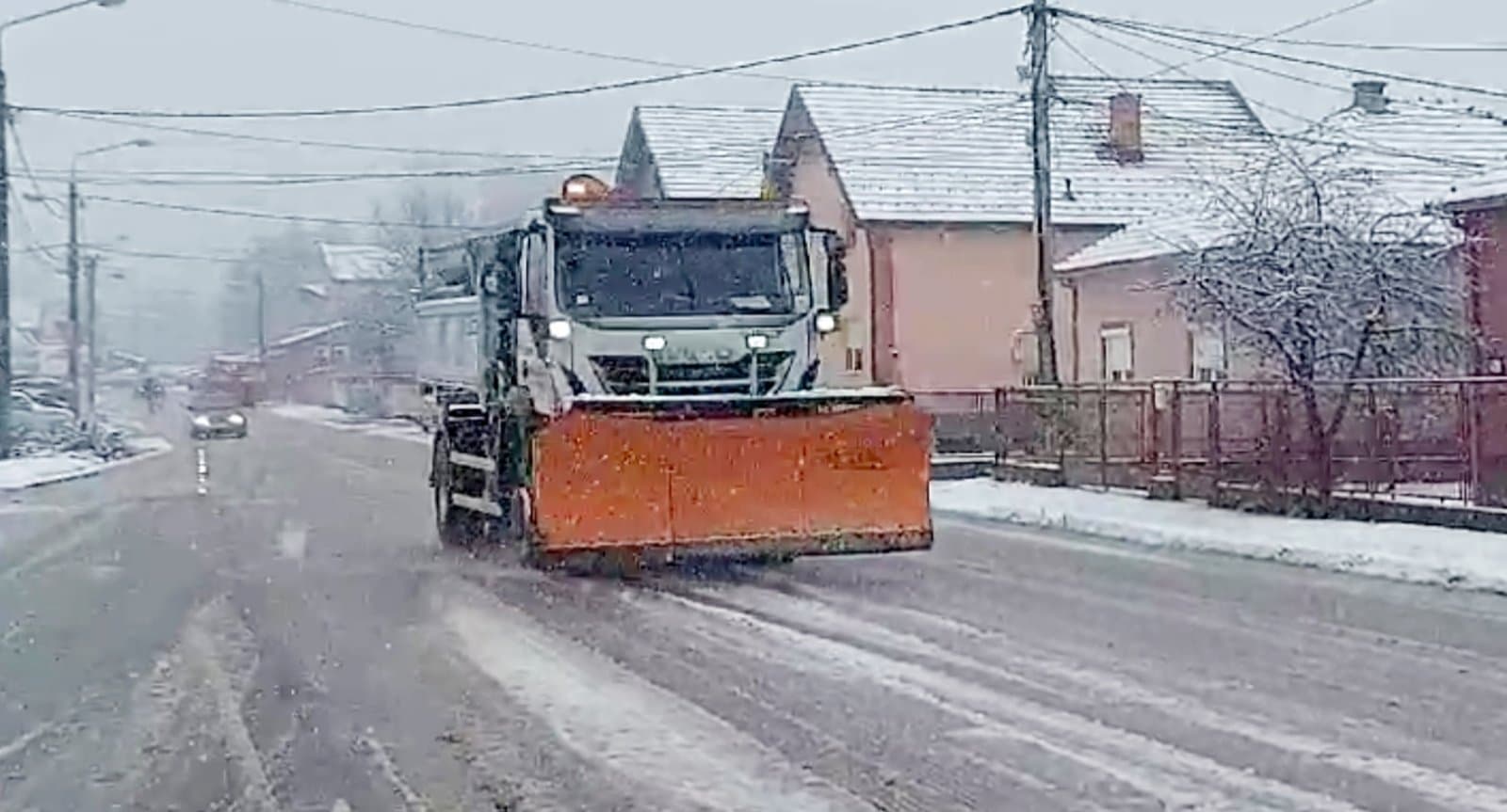 Najviše snega u jeličkim selima i na Kablaru, gradske saobraćajnice očišćene