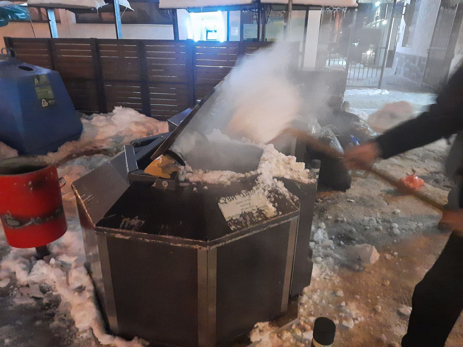 Zapaljeni kontejneri u centru grada (VIDEO)
