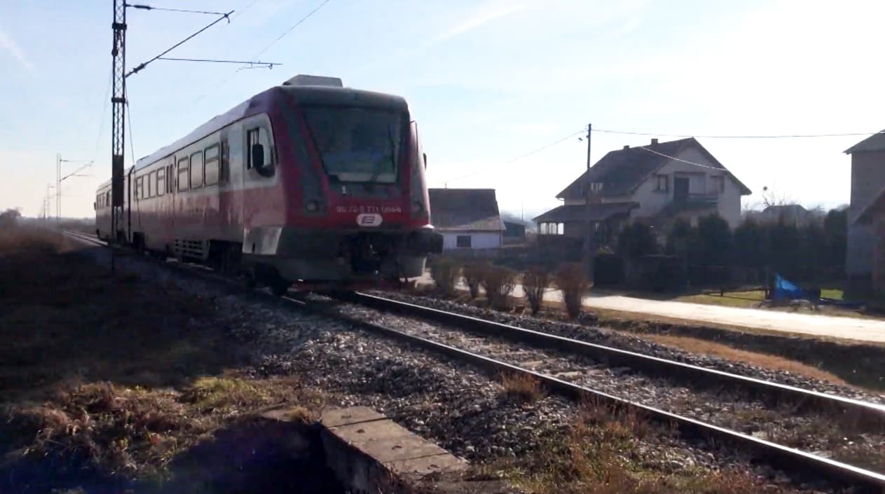 Voz naleteo na motociklistu na pružnom prelazu u Ključkoj ulici