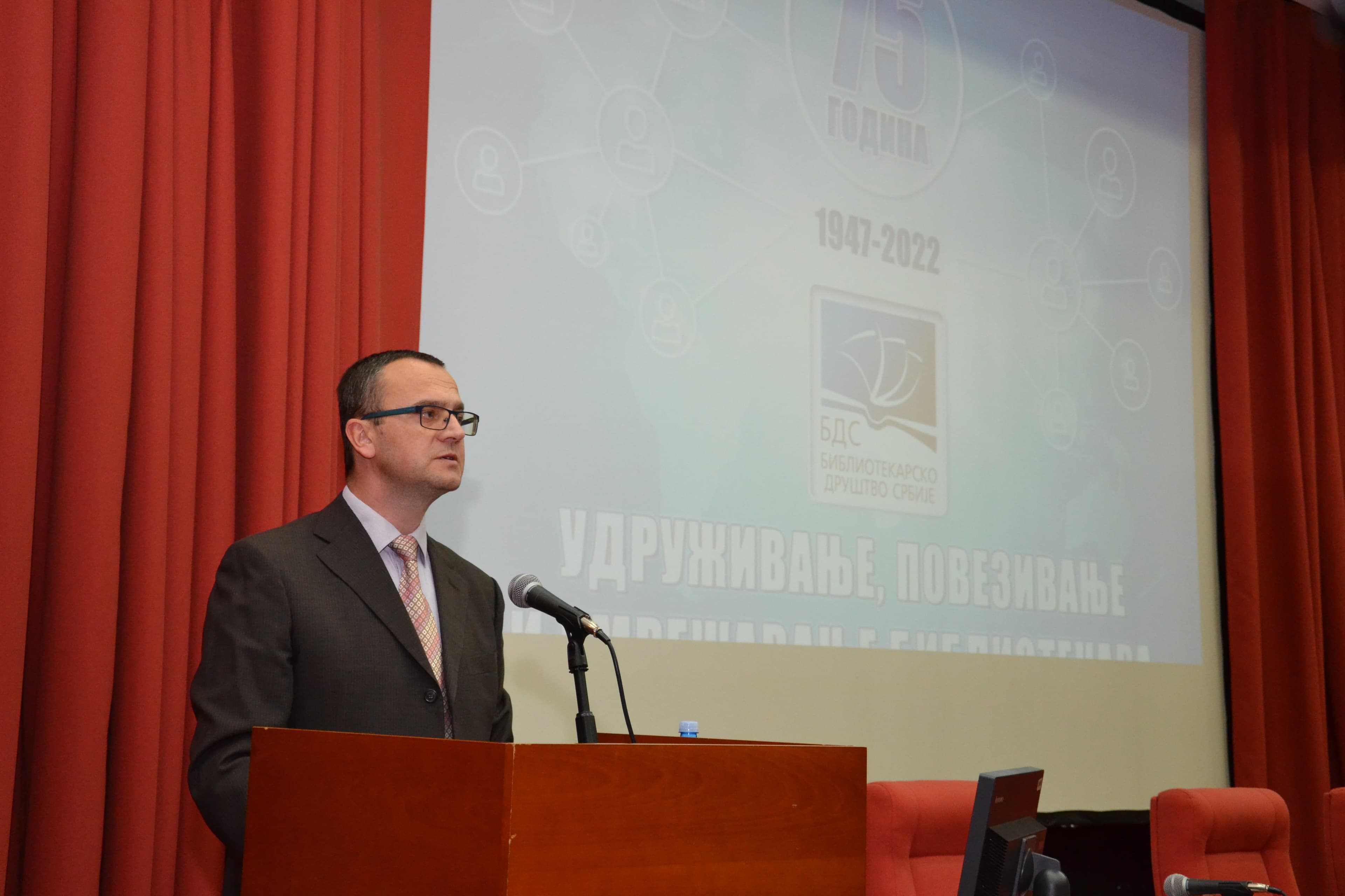 Umrežavanje kao imperativ bibliotečko - informacione struke