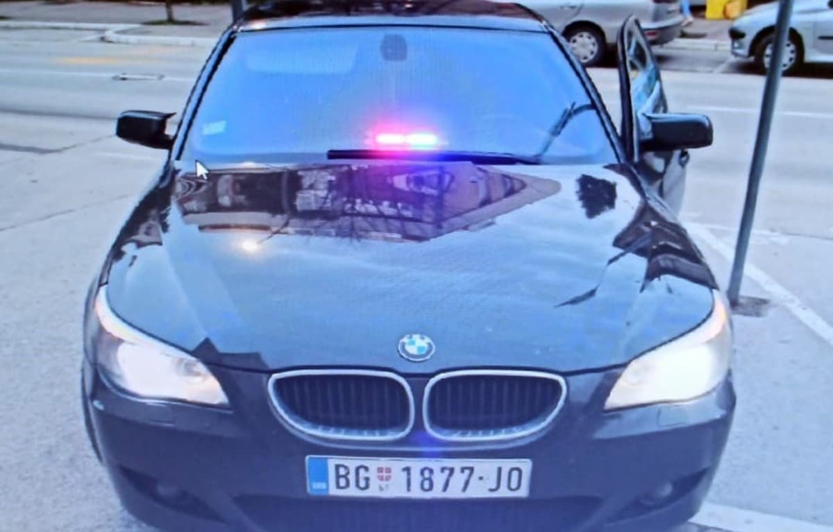 Uhapšeni lažni policajci iz Čačka: Presretali i kontrolisali vozače, imali blinkere na BMW-u