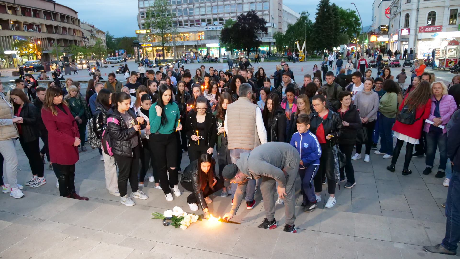 Čačak: Srca dece su se ugasila, neka se ugase i školska zvona (FOTO)