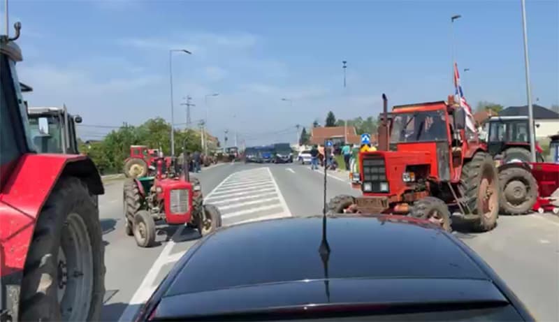 Blokada u Mrčajevcima i Samailima, putnici autobusa iz Makedonije podržali blokadu