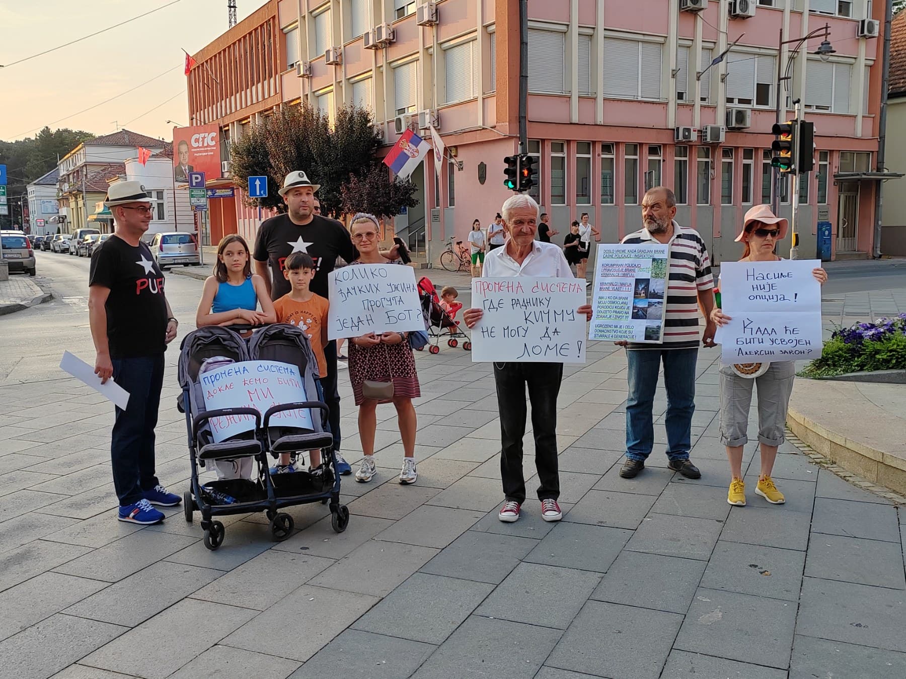 Čačani protiv nasilja: "Šta može biti gore od pogibije dece i masakra u Mladenovcu" (VIDEO)